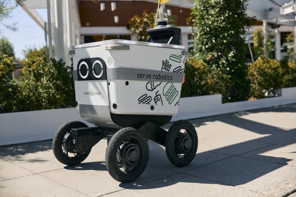 Robots are making salad bowls and delivering burgers as Sweetgreen, Chipotle, Shake Shack lean into automation