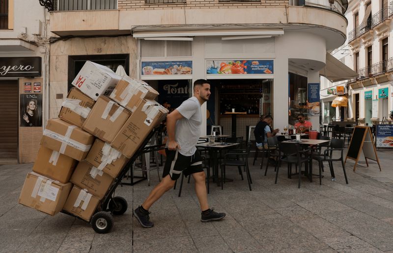 Spain's unemployment rate falls to 11.21% in Q3 from 11.27% in Q2