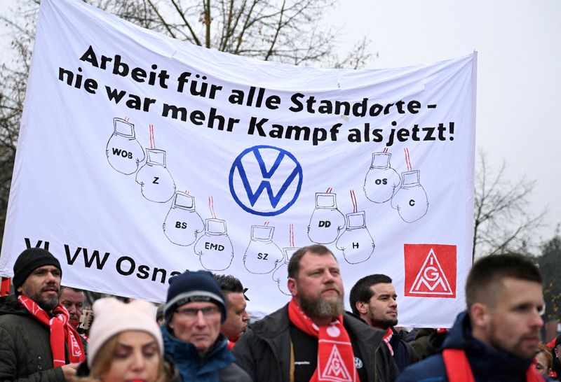 VW union demands 'big step' from management as strikes loom