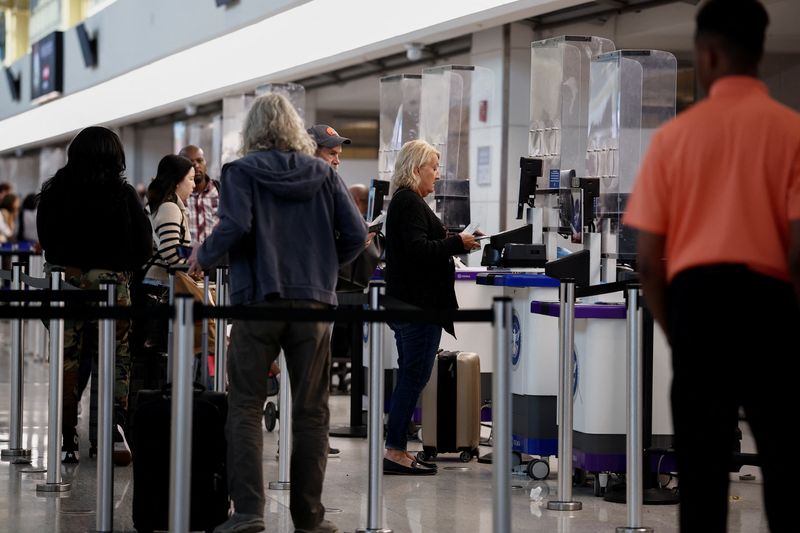 US screened record 3.08 million airline passengers on Sunday, agency says