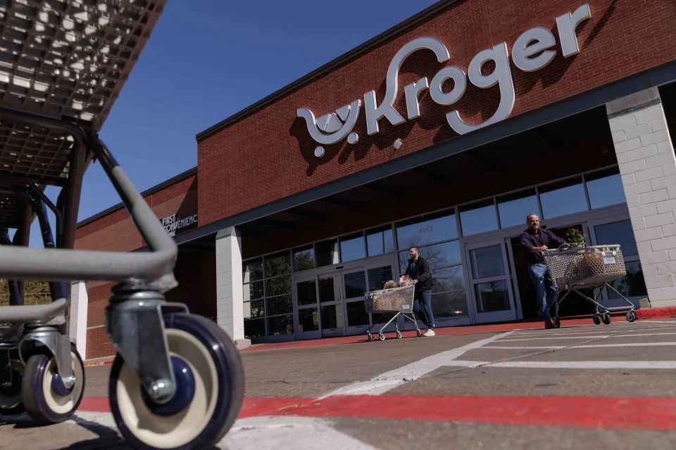 Kroger Stock Rises on Resumed Buybacks After Collapse of Albertsons Merger