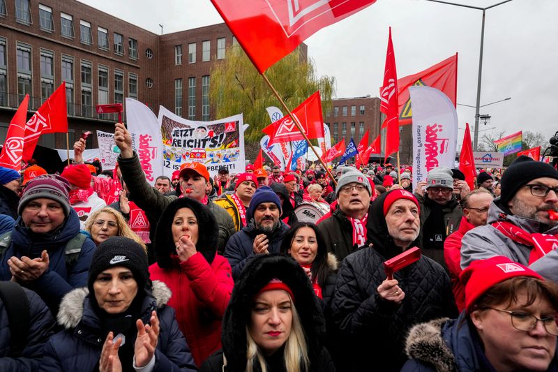 VW, unions resume last-ditch round of talks for the year on cost cuts