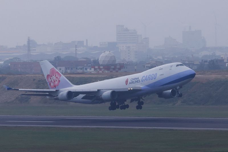 Taiwan's China Airlines splits $12-billion jet deal between Boeing and Airbus